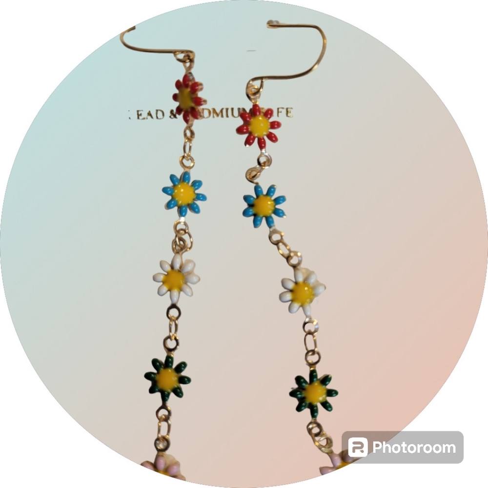 Earrings with multi color daisies